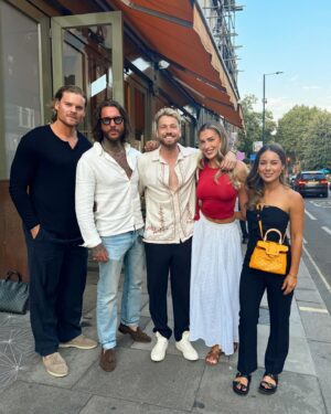 Sam Thompson Instagram - It was my birthday today. 32 years old! Spending it with my nearest and dearest 🥹❤️ I’m not very good at soppy captions, but I just wanted to say how grateful I am for this year and to all of you. I haven’t stopped smiling! You are my family. Here’s to another year! Love you ❤️❤️❤️