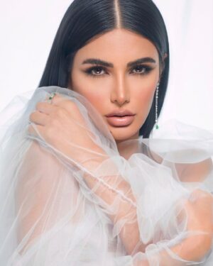 Sama Zakeri Instagram - 🤍 Lovely makeup artist @makeupmagazine_by_lili 
Fantastic photographer @hussainjian 
.
.
.
#dubaimodel #dubaimakeupartist #dubai #arablook #glamour #makeuptutorial #localbusiness