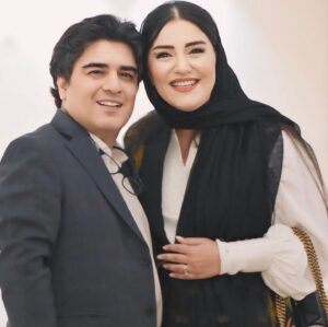 Saman Ehteshami Instagram - عکسهائی از دیشب، ۴ مرداد ۱۴۰۳… اکران خصوصی فیلم ساعت ۶ صبح
از اعتماد مهران مدیری بزرگوار سپاسگزارم که اجرای تیتراژ پایان فیلمش را به عهده ام گذاشت
فیلم رو در سینما ها ببینین و امید وارم که تمام جوانان ایران به تمام آرزوهاشون برسن
@saate_6sobh @mehranmodiri @alioji
