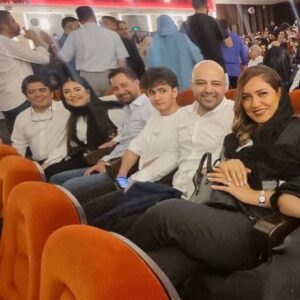 Saman Ehteshami Instagram - عکسهائی از دیشب، ۴ مرداد ۱۴۰۳… اکران خصوصی فیلم ساعت ۶ صبح
از اعتماد مهران مدیری بزرگوار سپاسگزارم که اجرای تیتراژ پایان فیلمش را به عهده ام گذاشت
فیلم رو در سینما ها ببینین و امید وارم که تمام جوانان ایران به تمام آرزوهاشون برسن
@saate_6sobh @mehranmodiri @alioji