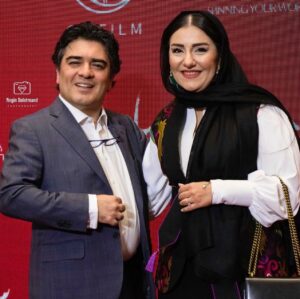 Saman Ehteshami Instagram - عکسهائی از دیشب، ۴ مرداد ۱۴۰۳… اکران خصوصی فیلم ساعت ۶ صبح
از اعتماد مهران مدیری بزرگوار سپاسگزارم که اجرای تیتراژ پایان فیلمش را به عهده ام گذاشت
فیلم رو در سینما ها ببینین و امید وارم که تمام جوانان ایران به تمام آرزوهاشون برسن
@saate_6sobh @mehranmodiri @alioji