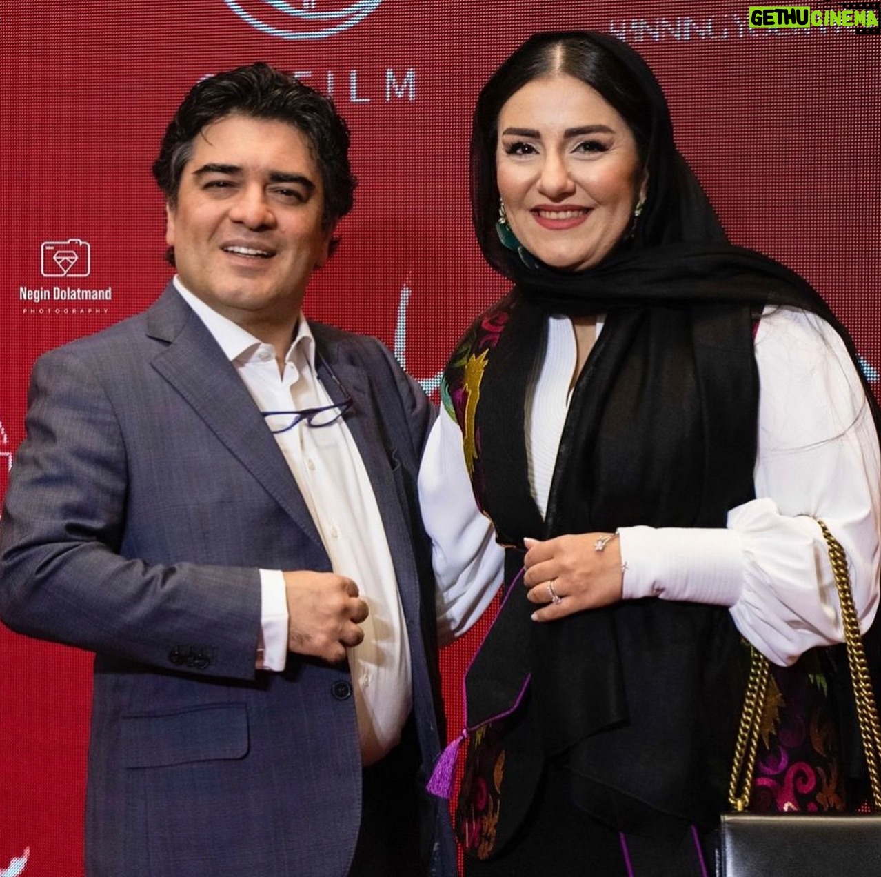Saman Ehteshami - 16.6K Likes - عکسهائی از دیشب، ۴ مرداد ۱۴۰۳… اکران خصوصی فیلم ساعت ۶ صبح
از اعتماد مهران مدیری بزرگوار سپاسگزارم که اجرای تیتراژ پایان فیلمش را به عهده ام گذاشت
فیلم رو در سینما ها ببینین و امید وارم که تمام جوانان ایران به تمام آرزوهاشون برسن
@saate_6sobh @mehranmodiri @alioji