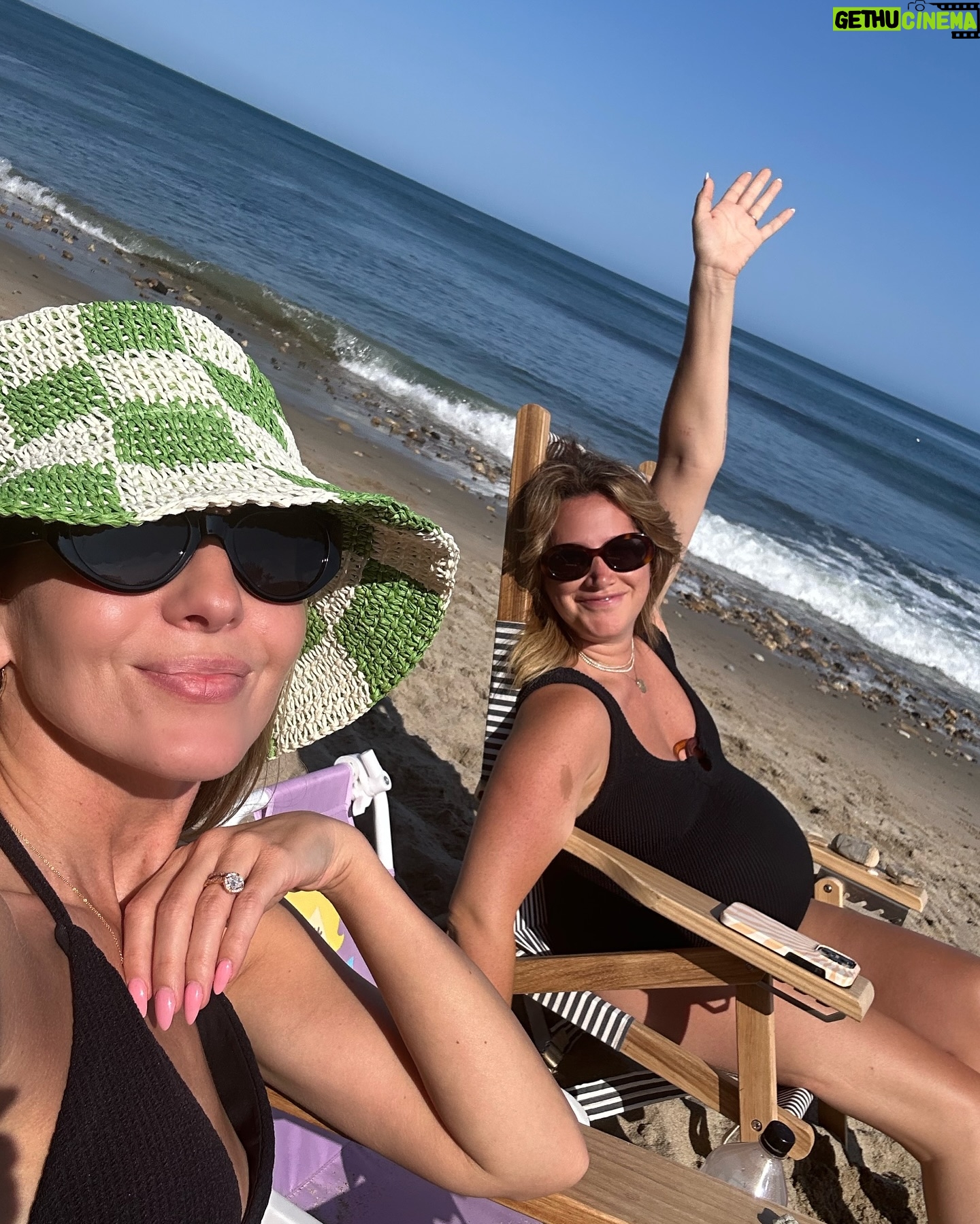 Samantha Droke - 2.5K Likes - A reminder to go visit your friends! 💗
#momlife #momof3 #travel #friendship #california