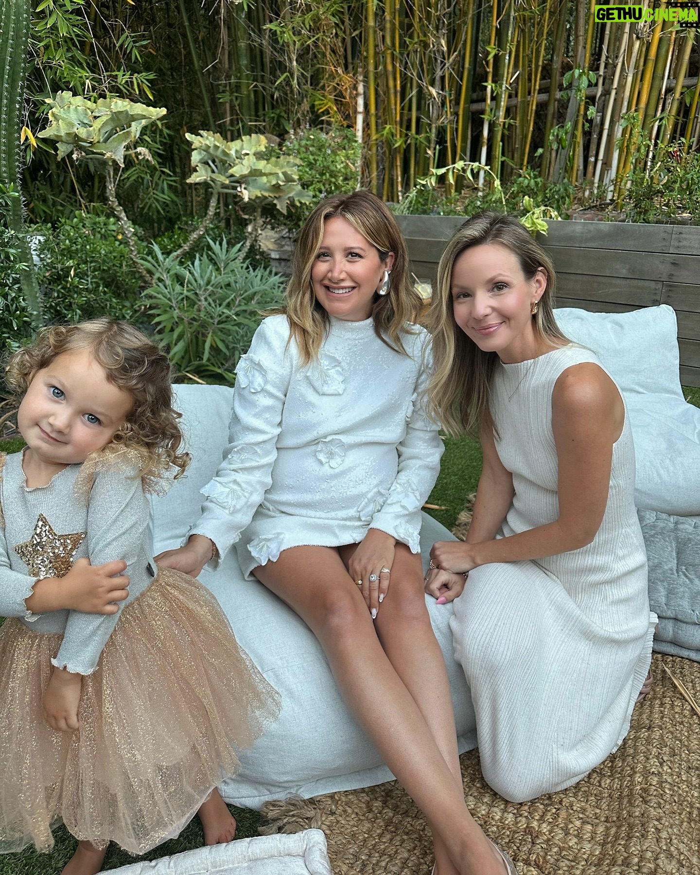 Samantha Droke - 2.5K Likes - A reminder to go visit your friends! 💗
#momlife #momof3 #travel #friendship #california
