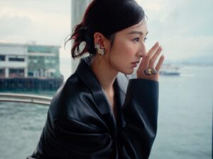 Samantha Ko Instagram - 🌺假日遊走

CHIC ｜July 2024
Make up @littlewhite_makeup 
Hair @zaptang 
Wardrobe @newbottega @givenchy @isseymiyakeofficial