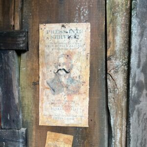 Samba Schutte Instagram - OFMD 2 Set Shoutouts: The Republic of Pirates🏴‍☠️ No matter where you looked, there were such fascinating details to bring this set to life. Our crew killed it☠️
#OurFlagMeansDeath #ofmd #ofmdseason2 #bts
