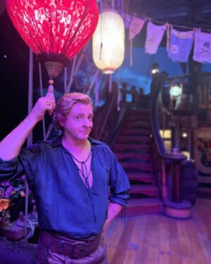 Samba Schutte Instagram - Today’s Crew Shoutout: our charismatic captain @rhysiedarby aka Stede Bonnet🏴‍☠️ Rhys is a true master improviser and master of his craft. Uniquely playful, even doing different characters in his down time☠️ Part 1 cos there’s too many fun moments to share🖤⚔️ 
#OurFlagMeansDeath #ofmdseason2 #ourflagbbc #bts