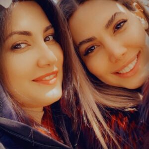 Samira Hosseini Instagram - تو زیباترین هدیه دنیایی برایم، کنارت کودکی و نوجوانی ام را پر از رنگهای شاد کردم ، لبخندت آرامش جان من است ، بخند تا خنده ات را زندگی کنم و نفس بکشم و پر شوم از بودنت خواهرکم … 
زاد روزت بر من مبارک است ✨🎂✨
۱۷ مهر ۰۲
