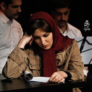 Samira Hosseini Instagram - آلبوم اجرای نمایشنامه «او نیمه آشکار من بود» 
کارگردان : علیرضا حاتمی 
Photo: @mahya.pezeshkiyan 🌹