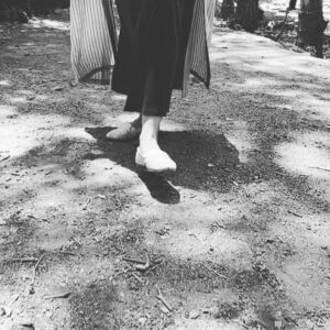 Samira Hosseini Instagram - چشم می دوانم به برگریزان تیر که از عطش فراق باران ، خشک و جدا می شوند از ساقه اقاقیای پیرمان و در هوا می رقصند تا مگر دل آسمان بلرزد و بارانی ببارد بر دیگرانشان و من ، هم رقص با آنها می آیم برای استقبال از باران و تو … 
#سمیراحسینی 
📸: @mimrad2