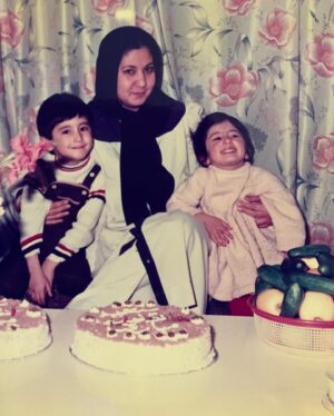 Samira Hosseini Instagram - مادر زیبا و فداکار من با هیچ چیز نمی توانم سالهای جوانی رفته ات به پای قد کشیدنم را به تو برگردانم ! فقط بدان تا ابد قدر دان لحظات و شادیها و خوشی هایی که به خاطر من از دست دادی هستم عزیزترین زندگی ام.
