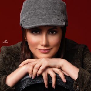 Samira Hosseini Instagram - تو به دنیا آمده ای که بازی کنی، دنیا شهربازی توست ، هر چه جسورتر و آگاه تر باشی لذت بیشتری از بازی ات می بری.  و بدان بر خلاف آنچه میپنداری هیچگاه برای سوار شدن به بزرگترین چرخ فلک هستی دیر نیست. ۵/۸/۹۹ 🎂🍁 
Photo: @boroomand.pic 
👗: @sana_norouzbeygi 
Make up : @ghoghamakeup