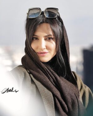 Samira Hosseini Instagram - هر روز کوچه آفتاب را می گذراند از تن سردش و ملحفه ی سیاه بزرگ آسمان ، خود را سپر ش می کند حتی اگر من نباشم ، چونان که عمارت فخرالسادات در ته کوچه باغمان ، امسال صد سال از بی حضور شازده هایش  می گذرد و  آخ نگفته است… 
من ، این من ، غرق شده در منیت سرشار از آگراندیسمان تفکراتم ، همچنان مهم میپندارم خود را …غافل از پوچی زمان …. 
Dress designer: @m.i.n.i.m.a.l.style 
Photo: @sara_a_mrdi & @qazal_baqeri