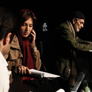 Samira Hosseini Instagram - آلبوم اجرای نمایشنامه «او نیمه آشکار من بود» 
کارگردان : علیرضا حاتمی 
Photo: @mahya.pezeshkiyan 🌹
