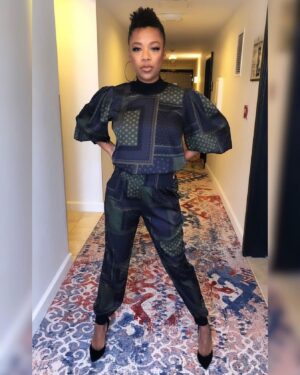 Samira Wiley Instagram - I love @samsaboura 💜💜💜

#repost @samsaboura
・・・
When the hotel hallway is your carpet. @whododatlikedat press day for @handmaidsonhulu 🔥in a @veronicabeard print set @casadeiofficial pumps and @djulajewelry #samirawiley #handmaidstale #hulu #stylist #samstyles