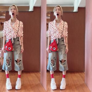 Sammi Cheng Instagram - 💚❤️💚❤️
不管幾歲，人生中保持童心，最好。😁
#年齡從來不是我的忌諱
#活出意義才是最重要
Bag:  @kimbeechan_official 
Sneakers:  @iijinhk