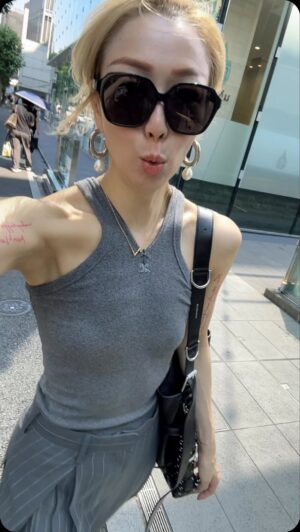 Sammi Cheng Instagram - ❤️❤️❤️❤️
熱。但喜歡熱。
#及時行樂