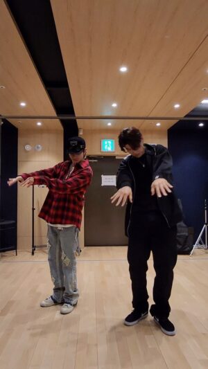Samuel Instagram - MY MAN BE GOIN FIYA🔥💪🏼😈

#BM #KARD
#samuel #사무엘
#yehyehchallenge #YEHYEH