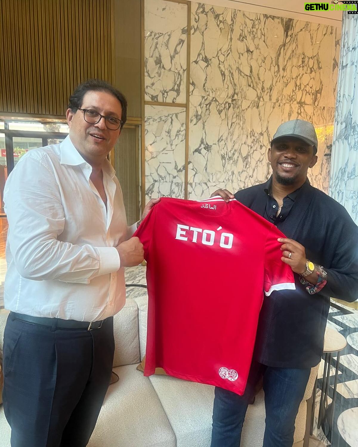Samuel Eto'o - 62.5K Likes - Mon cher frère et très estimé Ami @aitmannahicham
Sans posture, ni propos convenus , tu me permettras de te dire combien je suis fier de toi. C’est un pléonasme, au regard de ce que tu représentes aujourd’hui.
Toi, le passionné, le visionnaire et surtout le leader inspirant.
Au moment où tu entames un nouveau défi: Celui de faire du @wacofficiel le club le plus performant … en somme le meilleur club du Maroc , je te souhaite humblement, fraternellement, et du fond du cœur bonne chance, 🙏🏿🙏🏿🙏🏿.