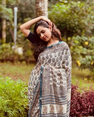 Samvrutha Sunil Instagram - Wearing a soft Mulmul saree by @aurabeyondfashion, a venture by my sister-in-law @aarathi.pj ♥️