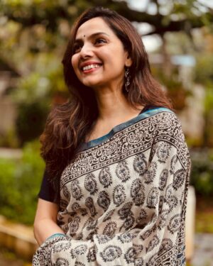 Samvrutha Sunil Instagram - Wearing a soft Mulmul saree by @aurabeyondfashion, a venture by my sister-in-law @aarathi.pj ♥️