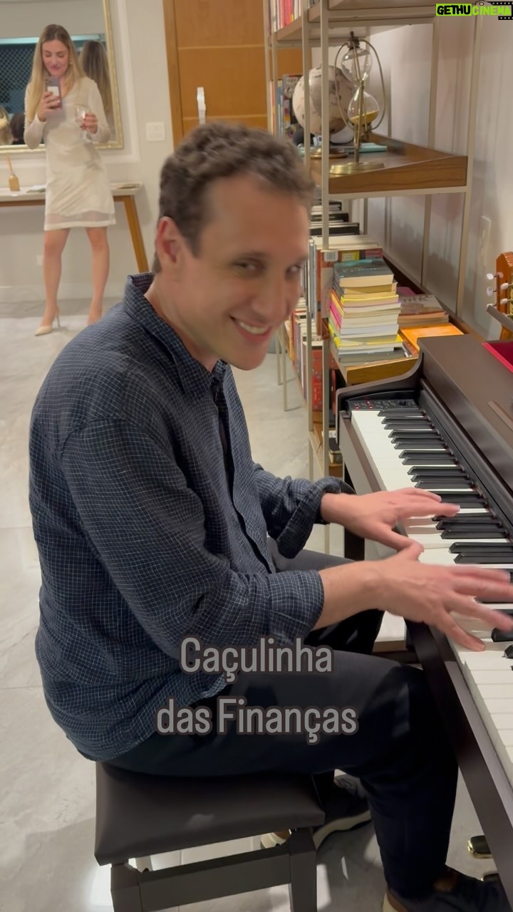 Samy Dana - 16.3K Likes - Eitaaaaaa!!! Olha o @samydanaoficial moendo o piano!! #humor #faustao #programapanico #piano
