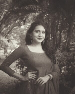 Samyuktha Viswanathan Instagram - Manifesting being casted in a vintage story; old-timey classic, romantic, powerful ✨

Styled by @labelswarupa for #ChutneySambar promotions on @disneyplushotstartamil ♥️

#nostalgia #bwportraits #vintagelooks #classiccinema #indianactress

Which one? :)