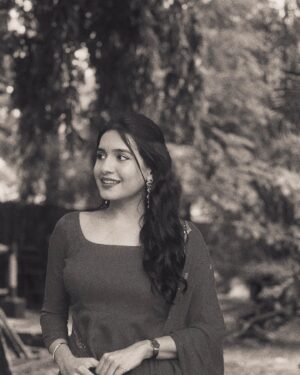 Samyuktha Viswanathan Instagram - Manifesting being casted in a vintage story; old-timey classic, romantic, powerful ✨

Styled by @labelswarupa for #ChutneySambar promotions on @disneyplushotstartamil ♥️

#nostalgia #bwportraits #vintagelooks #classiccinema #indianactress

Which one? :)