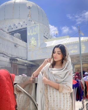 Sana Sultan Instagram - Khwaja Garib Nawaz❤️🤲🏻
Sukoon aur bohot saari Duaein.. Allhumdulillah👼🏻
P.s : Prayed for all my dear one’s! 🫶🏻