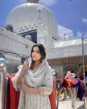 Sana Sultan Instagram - Khwaja Garib Nawaz❤️🤲🏻
Sukoon aur bohot saari Duaein.. Allhumdulillah👼🏻
P.s : Prayed for all my dear one’s! 🫶🏻