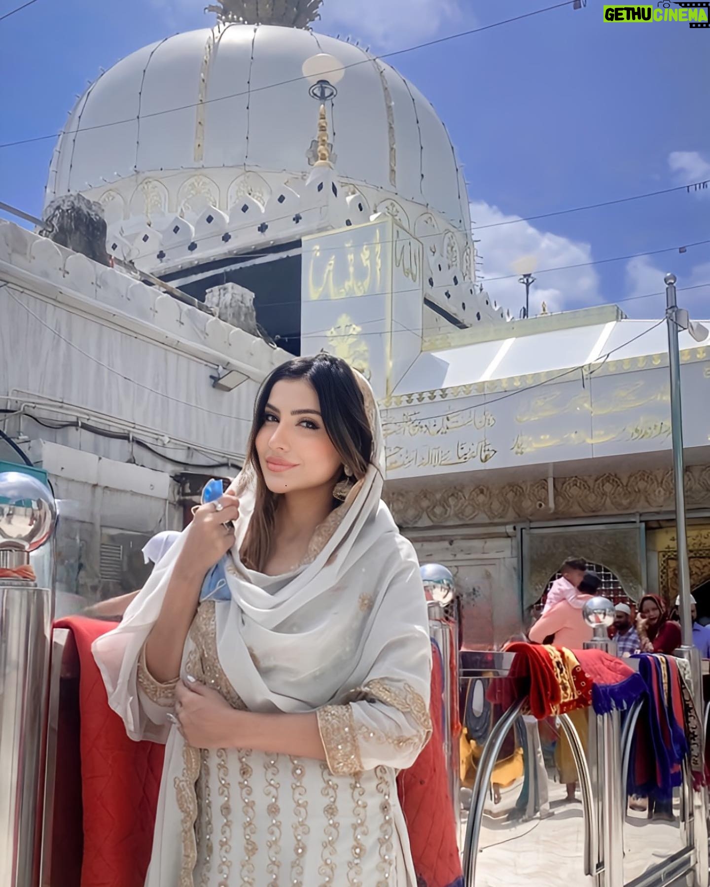 Sana Sultan - 465.6K Likes - Khwaja Garib Nawaz❤️🤲🏻
Sukoon aur bohot saari Duaein.. Allhumdulillah👼🏻
P.s : Prayed for all my dear one’s! 🫶🏻