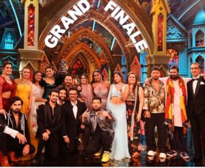 Sana Sultan Instagram - 1 tasvir,saare housemates aur bohot saari yaadein😅🤍
Kuch achi yaadein, kuch meethi toh kuch bohot kadvi🫣
Par ye sab zaruri tha…Aur strong ban gayi hu aur bohot kuch sikhne mila… m sure har ek shaqs yaha apne experience se kuch na kuch zarur lejaraha…
Congratulations @divasana on ur Win🏆 much love Diva🤍
@corrupt_tuber aap k bagar photo ka system thoda adhura lagraha… kidhar chale gaye they aap? Oh wait aapne toh photo click ni ki🙈🫣
@adnaan_07dz u were missed big time😇
Baki BbOtt3 ka batch pass out ho k nikal raha… Astala vista🥰 life is too short for hatred & negativiry..m just taking happy memories ahead & moving into the next chapter of my life.. Are u guys Ready? less go🔥
P.s : Thank u @endemolshineind for this…M zindagi ready after this experience 🥰