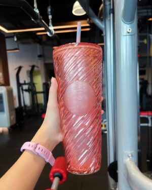 Sananthachat Thanapatpisal Instagram - อวดแก้วน้ำใบใหม่ 💖🏋🏻‍♀️

@Starbucksthailand #StarbucksTH