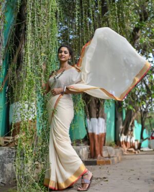 Sandhya Shetty Instagram - Simplicity and Grace with the magical drape of Saree ❤️

#sandhyashetty #Nofear 
#actor #supermodel #internationalspeaker #CommonWealthKarateChampion2015 #style #fashion #womenpower #fitness #saree  #royal #jewellery #nosering #actorslife #bollywood #hollywood #Dharavibank #coronapapers #mylifemyrules ❤

Photographer @aslamshaikh104
Designer @kaushikshrimanker
Makeup @ramaniya_by_apoorvaks
Hair @beautyblush_07