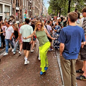 Sandra Barneda Instagram - Life in Between is the best gift
Stop thinking in the begginings or endings
.
.
.
Mi primer orgullo en Amsterdam no ha podido ser mejor.
Thanks ❤️💛🧡💚💙🩵💜🤎🩷