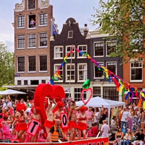 Sandra Barneda Instagram - Life in Between is the best gift
Stop thinking in the begginings or endings
.
.
.
Mi primer orgullo en Amsterdam no ha podido ser mejor.
Thanks ❤️💛🧡💚💙🩵💜🤎🩷