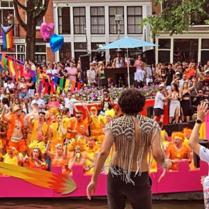 Sandra Barneda Instagram - Life in Between is the best gift
Stop thinking in the begginings or endings
.
.
.
Mi primer orgullo en Amsterdam no ha podido ser mejor.
Thanks ❤️💛🧡💚💙🩵💜🤎🩷