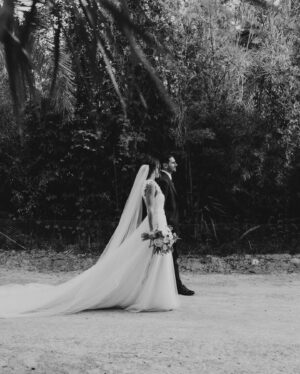 Sandra Díaz Arcas Instagram - Porque contigo soy mejor, contigo TODO es mejor 
🤍💍

@valenzuelaatelier 
@eternaprometida 
@parquedelamarquesa 
@enfok2fotografia 
@daviddesant
@bund_company
@mdepaulet