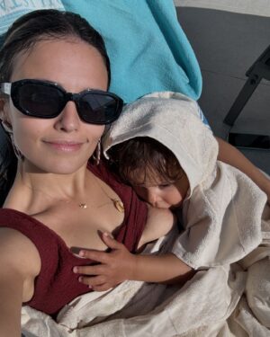 Sandra Silva Instagram - Semana mundial do aleitamento materno 🤱🏽💜

Disclaimer: válido qualquer caminho e qualquer escolha, este é apenas um post sobre amamentação. 

Por aqui vamos com 2,5 anos desta dança, um momento só nosso ✨ Um caminho que começou sem estarmos alinhados, mas graças a ajuda foi possível.

Partilho o texto da querida @inesrpais munido de informação fidedigna “A amamentação é uma das formas mais eficazes de garantir a saúde e a sobrevivência de um bebé e criança. Seja em que país ou em que tipo de família for, porque o leite materno é o combustível-ouro para o corpo de um bebé.

Se todos os bebés do mundo entre os 0 e os 2 anos fossem amamentados de forma optimizada, poderiam salvar-se mais de 820.000 vidas de bebés e crianças com menos de 5 anos, anualmente (OMS, 2023).

O leite materno não é só sobre o fornecimento de calorias. É protetor de doença, para o bebé (infeções, diarreias, diabetes, obesidade…) e para a mãe (cancro da mama e do ovário, osteoporose, diabetes, depressão…), melhora o desenvolvimento infantil, traz ganhos económicos para a família e para o país pela redução dos custos de saúde, melhora o desempenho académico e está associado a rendimentos mais elevados na vida adulta.

Eu sei que enquanto sociedade nos custa ouvir isto - e não sou eu que o digo, a lactação humana é uma ciência amplamente estudada. Custa-nos porque de facto a maioria não consegue amamentar, apesar da maioria querer (em Portugal, apenas 22% dos bebés são exclusivamente amamentados por 6 meses). Mas no grosso dos casos não é porque o corpo falha, como tantas vezes fazem parecer. É porque vigora um tremendo desapoio à amamentação. Desapoio, que é ainda mais danoso que a ausência de apoio. E isso não é culpa das mães.

Precisamos de mais literacia, precisamos de mais gente no barco a entender que a amamentação é assunto sério, precisamos de capacitar, precisamos de verdadeiramente estar do lado dos bebés e das mães - e isso também é estar do lado de tudo o resto. A amamentação é assunto de todos e por isso o seu (bom) apoio precisa de se tornar acessível a todos.” 

#semanamundialdoaleitamentomaterno