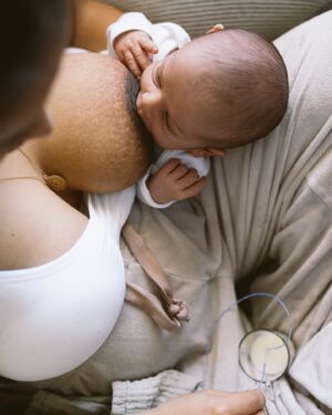 Sandra Silva Instagram - Semana mundial do aleitamento materno 🤱🏽💜

Disclaimer: válido qualquer caminho e qualquer escolha, este é apenas um post sobre amamentação. 

Por aqui vamos com 2,5 anos desta dança, um momento só nosso ✨ Um caminho que começou sem estarmos alinhados, mas graças a ajuda foi possível.

Partilho o texto da querida @inesrpais munido de informação fidedigna “A amamentação é uma das formas mais eficazes de garantir a saúde e a sobrevivência de um bebé e criança. Seja em que país ou em que tipo de família for, porque o leite materno é o combustível-ouro para o corpo de um bebé.

Se todos os bebés do mundo entre os 0 e os 2 anos fossem amamentados de forma optimizada, poderiam salvar-se mais de 820.000 vidas de bebés e crianças com menos de 5 anos, anualmente (OMS, 2023).

O leite materno não é só sobre o fornecimento de calorias. É protetor de doença, para o bebé (infeções, diarreias, diabetes, obesidade…) e para a mãe (cancro da mama e do ovário, osteoporose, diabetes, depressão…), melhora o desenvolvimento infantil, traz ganhos económicos para a família e para o país pela redução dos custos de saúde, melhora o desempenho académico e está associado a rendimentos mais elevados na vida adulta.

Eu sei que enquanto sociedade nos custa ouvir isto - e não sou eu que o digo, a lactação humana é uma ciência amplamente estudada. Custa-nos porque de facto a maioria não consegue amamentar, apesar da maioria querer (em Portugal, apenas 22% dos bebés são exclusivamente amamentados por 6 meses). Mas no grosso dos casos não é porque o corpo falha, como tantas vezes fazem parecer. É porque vigora um tremendo desapoio à amamentação. Desapoio, que é ainda mais danoso que a ausência de apoio. E isso não é culpa das mães.

Precisamos de mais literacia, precisamos de mais gente no barco a entender que a amamentação é assunto sério, precisamos de capacitar, precisamos de verdadeiramente estar do lado dos bebés e das mães - e isso também é estar do lado de tudo o resto. A amamentação é assunto de todos e por isso o seu (bom) apoio precisa de se tornar acessível a todos.” 

#semanamundialdoaleitamentomaterno