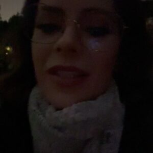 Sandy Instagram - Acabei de voltar da minha segunda viagem solo…
Não vou fazer textão, porque não precisa; porque já entendi que isso agora já é parte da minha vida. Vou ter que fazer com alguma frequência, já que se tornou algo precioso pra mim.
Dessa vez, escolhi LA só porque eu queria ver o show da minha ídola de adolescência, @officialsarahmclachlan. E como valeu a pena! (Foi meu terceiro show dela e admiro cada vez mais.)
Eu ainda pude curtir momentos deliciosos com pessoas incríveis que tenho por lá. 
Teve perrengue, teve extravio de mala, voos cancelados, pouco sono, comida boa, ótimos encontros, teve dia de fazer quase nada… e tudo acontece exatamente como tem que acontecer. E aqui tô eu com mais vivências lindas pra me construir, me constituir, me ensinar sobre mim e sobre o que é a vida. Bora lá, vida linda! 💜