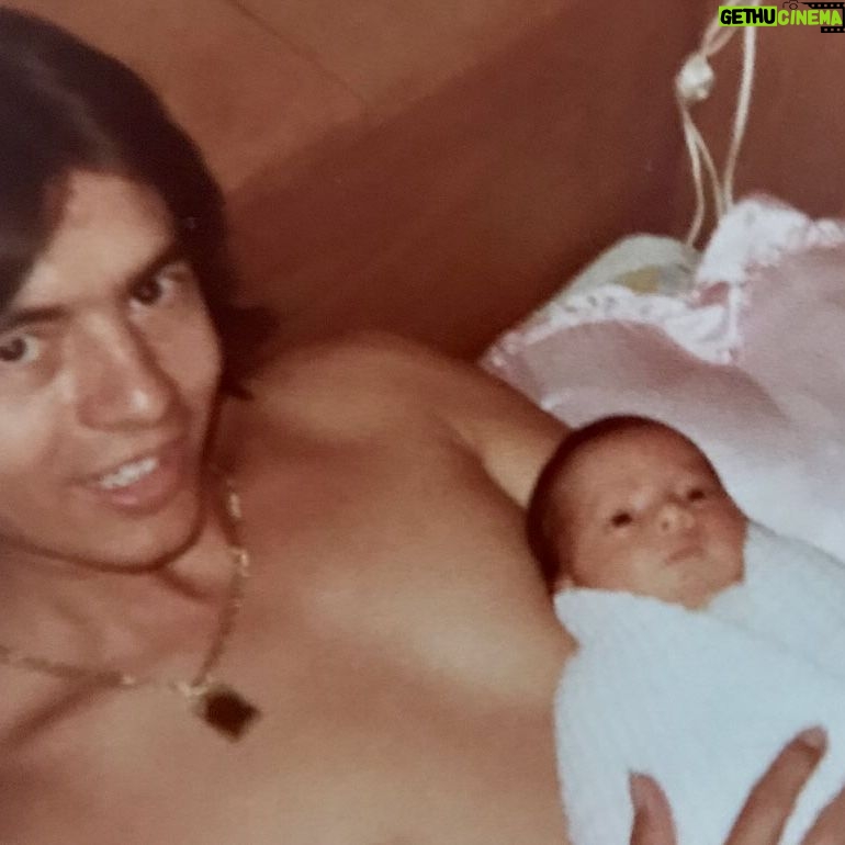 Sandy - 212.5K Likes - Dia de agradecer a esses dois exemplos maravilhosos de pai… O meu – minha inspiração, meu professor, meu colega de profissão, meu mentor, meu ídolo, meu amigo, meu eterno herói e o melhor avô pro meu filho (te amo, pai!) – e o que eu escolhi pro meu filho, o meu melhor amigo desde sempre, meu eterno parceiro nessa missão mais linda e importante que é criar um ser humano e deixá-lo pronto pra viver nesse mundo desafiador e lindo. Obrigada, @xororooficial e @lucas.lima, por tudo, tudo que vocês me deram e me dão. 🤍