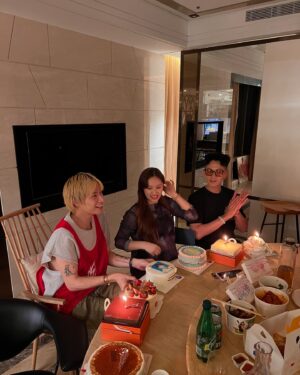 Sandy Wu Instagram - #sandywuofficial

同慶，也是好玩的。

（好餓喔，我先吃東西，晚點想寫再寫）

簡單記錄一下好了！

有人初次舉辦生日派對，所以大家參與的心情變得特別有趣，
很想替他加油，也好希望給他不錯的回憶，
所幸，初學者的2266被大家完美接住，真的變成超可愛的紀念耶🎉

另外，我初次跟同天生日的朋友慶生，這種感覺好像媒體聯訪🤪
一起分擔微微被put on the spot的緊張感，
甚至還可以共同迎接海量祝福～所以我才說：同慶，也是好玩的。

最後⋯大家最好奇的就是六月生的那位到底為什麼在同個畫面裡？

因為搭超級貼心全員都買蛋糕（？）
一個桌上567個蛋糕，在預備點蠟燭的時候還不小心砸爛一顆，
有人說：這就人生啊！爛爛的也很好吃！
於是從地上挖起放回桌上，集體體驗人生的意義（？）

樂觀是人生解藥啦！

✨

今天要聽：盧廣仲的再見勾勾

@yamiichen @aaron77926 @kaikaiko