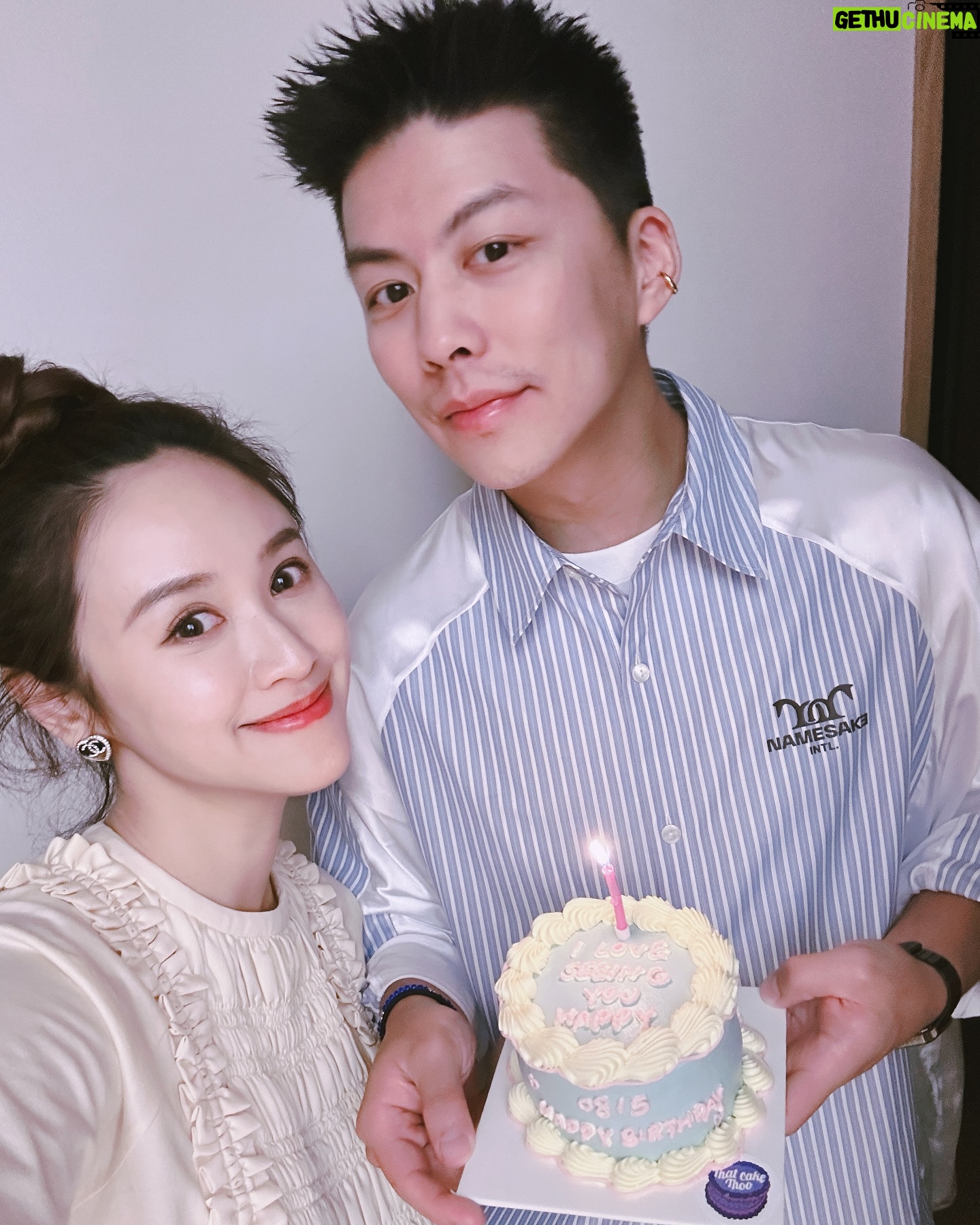 Sandy Wu - 63.1K Likes - #sandywuofficial
These sum up my beautiful 34th birthday.
Family-oriented, perfectly relaxing and pampering.
2024.08.15
我們一起做了一桌地中海料理,配著康普茶開心地享受,
芥蘭貓耳朵麵、香料煎羊排、茄汁花生醬燉雞、
海鮮辣蒟蒻麵、橄欖酸豆煎鱸魚、蛤蜊小卷炒漬蘆筍⋯
好吃又有趣,一起做菜的療癒是無與倫比的好東西,
而一同坐席的聊聊笑笑更是我最最最深愛的溫暖泉源。
感謝給予我時間的家人,我愛你們。
今日壽星穿搭,用有趣的連身褲配早上剛收到王先生的禮物,
孕後期的我已經每天都背著重重的大肚子,
實在很少衣褲能搭好看點兒~就儘量吧✨
今年共吃到三顆我的專屬蛋糕,
都是同一家品牌用愛特別客製的作品!
每次端著許願吹蠟燭都有種可愛又難以忘懷的幽默感;
是你嗎?啊,是你啊!🍰不太甜,真棒。
整日感受兒女陪伴,一個東奔西跑,一個南拳北腿,
兩位存在感極高的孩子,謝謝你們啊⋯
身為吳姍儒的你們媽媽我,真的,很感謝喔。
為了我用心慶生一整天的王先生呢~
在一天的最後(真的是最後的最後)
突然又端出一顆迷你蛋糕(可愛小驚喜連連🥳)
“I love seeing you happy”
讓我們繼續學習踏實快樂且好好寫答案的人生吧!
今天要聽:Eye(s) by LÜCY