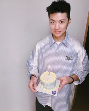 Sandy Wu Instagram - #sandywuofficial

These sum up my beautiful 34th birthday.
Family-oriented, perfectly relaxing and pampering.

2024.08.15

我們一起做了一桌地中海料理，配著康普茶開心地享受，
芥蘭貓耳朵麵、香料煎羊排、茄汁花生醬燉雞、
海鮮辣蒟蒻麵、橄欖酸豆煎鱸魚、蛤蜊小卷炒漬蘆筍⋯
好吃又有趣，一起做菜的療癒是無與倫比的好東西，
而一同坐席的聊聊笑笑更是我最最最深愛的溫暖泉源。

感謝給予我時間的家人，我愛你們。

今日壽星穿搭，用有趣的連身褲配早上剛收到王先生的禮物，
孕後期的我已經每天都背著重重的大肚子，
實在很少衣褲能搭好看點兒～就儘量吧✨

今年共吃到三顆我的專屬蛋糕，
都是同一家品牌用愛特別客製的作品！
每次端著許願吹蠟燭都有種可愛又難以忘懷的幽默感；
是你嗎？啊，是你啊！🍰不太甜，真棒。

整日感受兒女陪伴，一個東奔西跑，一個南拳北腿，
兩位存在感極高的孩子，謝謝你們啊⋯
身為吳姍儒的你們媽媽我，真的，很感謝喔。

為了我用心慶生一整天的王先生呢～
在一天的最後（真的是最後的最後）
突然又端出一顆迷你蛋糕（可愛小驚喜連連🥳）

“I love seeing you happy”

讓我們繼續學習踏實快樂且好好寫答案的人生吧！

今天要聽：Eye(s) by LÜCY
