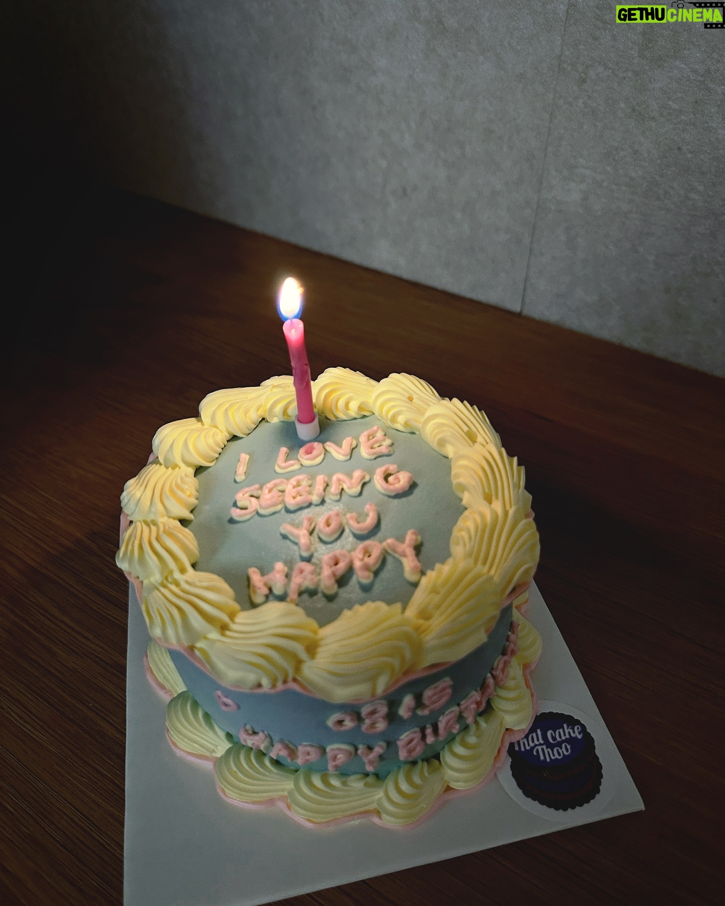 Sandy Wu - 63.1K Likes - #sandywuofficial
These sum up my beautiful 34th birthday.
Family-oriented, perfectly relaxing and pampering.
2024.08.15
我們一起做了一桌地中海料理,配著康普茶開心地享受,
芥蘭貓耳朵麵、香料煎羊排、茄汁花生醬燉雞、
海鮮辣蒟蒻麵、橄欖酸豆煎鱸魚、蛤蜊小卷炒漬蘆筍⋯
好吃又有趣,一起做菜的療癒是無與倫比的好東西,
而一同坐席的聊聊笑笑更是我最最最深愛的溫暖泉源。
感謝給予我時間的家人,我愛你們。
今日壽星穿搭,用有趣的連身褲配早上剛收到王先生的禮物,
孕後期的我已經每天都背著重重的大肚子,
實在很少衣褲能搭好看點兒~就儘量吧✨
今年共吃到三顆我的專屬蛋糕,
都是同一家品牌用愛特別客製的作品!
每次端著許願吹蠟燭都有種可愛又難以忘懷的幽默感;
是你嗎?啊,是你啊!🍰不太甜,真棒。
整日感受兒女陪伴,一個東奔西跑,一個南拳北腿,
兩位存在感極高的孩子,謝謝你們啊⋯
身為吳姍儒的你們媽媽我,真的,很感謝喔。
為了我用心慶生一整天的王先生呢~
在一天的最後(真的是最後的最後)
突然又端出一顆迷你蛋糕(可愛小驚喜連連🥳)
“I love seeing you happy”
讓我們繼續學習踏實快樂且好好寫答案的人生吧!
今天要聽:Eye(s) by LÜCY