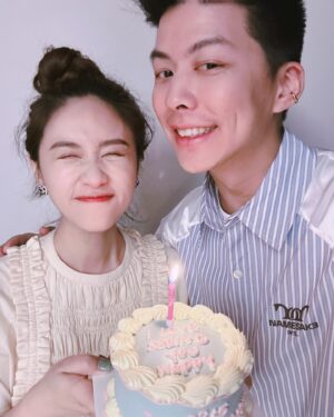 Sandy Wu Instagram - #sandywuofficial

These sum up my beautiful 34th birthday.
Family-oriented, perfectly relaxing and pampering.

2024.08.15

我們一起做了一桌地中海料理，配著康普茶開心地享受，
芥蘭貓耳朵麵、香料煎羊排、茄汁花生醬燉雞、
海鮮辣蒟蒻麵、橄欖酸豆煎鱸魚、蛤蜊小卷炒漬蘆筍⋯
好吃又有趣，一起做菜的療癒是無與倫比的好東西，
而一同坐席的聊聊笑笑更是我最最最深愛的溫暖泉源。

感謝給予我時間的家人，我愛你們。

今日壽星穿搭，用有趣的連身褲配早上剛收到王先生的禮物，
孕後期的我已經每天都背著重重的大肚子，
實在很少衣褲能搭好看點兒～就儘量吧✨

今年共吃到三顆我的專屬蛋糕，
都是同一家品牌用愛特別客製的作品！
每次端著許願吹蠟燭都有種可愛又難以忘懷的幽默感；
是你嗎？啊，是你啊！🍰不太甜，真棒。

整日感受兒女陪伴，一個東奔西跑，一個南拳北腿，
兩位存在感極高的孩子，謝謝你們啊⋯
身為吳姍儒的你們媽媽我，真的，很感謝喔。

為了我用心慶生一整天的王先生呢～
在一天的最後（真的是最後的最後）
突然又端出一顆迷你蛋糕（可愛小驚喜連連🥳）

“I love seeing you happy”

讓我們繼續學習踏實快樂且好好寫答案的人生吧！

今天要聽：Eye(s) by LÜCY