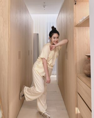 Sandy Wu Instagram - #sandywuofficial

These sum up my beautiful 34th birthday.
Family-oriented, perfectly relaxing and pampering.

2024.08.15

我們一起做了一桌地中海料理，配著康普茶開心地享受，
芥蘭貓耳朵麵、香料煎羊排、茄汁花生醬燉雞、
海鮮辣蒟蒻麵、橄欖酸豆煎鱸魚、蛤蜊小卷炒漬蘆筍⋯
好吃又有趣，一起做菜的療癒是無與倫比的好東西，
而一同坐席的聊聊笑笑更是我最最最深愛的溫暖泉源。

感謝給予我時間的家人，我愛你們。

今日壽星穿搭，用有趣的連身褲配早上剛收到王先生的禮物，
孕後期的我已經每天都背著重重的大肚子，
實在很少衣褲能搭好看點兒～就儘量吧✨

今年共吃到三顆我的專屬蛋糕，
都是同一家品牌用愛特別客製的作品！
每次端著許願吹蠟燭都有種可愛又難以忘懷的幽默感；
是你嗎？啊，是你啊！🍰不太甜，真棒。

整日感受兒女陪伴，一個東奔西跑，一個南拳北腿，
兩位存在感極高的孩子，謝謝你們啊⋯
身為吳姍儒的你們媽媽我，真的，很感謝喔。

為了我用心慶生一整天的王先生呢～
在一天的最後（真的是最後的最後）
突然又端出一顆迷你蛋糕（可愛小驚喜連連🥳）

“I love seeing you happy”

讓我們繼續學習踏實快樂且好好寫答案的人生吧！

今天要聽：Eye(s) by LÜCY