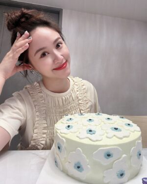 Sandy Wu Instagram - #sandywuofficial

These sum up my beautiful 34th birthday.
Family-oriented, perfectly relaxing and pampering.

2024.08.15

我們一起做了一桌地中海料理，配著康普茶開心地享受，
芥蘭貓耳朵麵、香料煎羊排、茄汁花生醬燉雞、
海鮮辣蒟蒻麵、橄欖酸豆煎鱸魚、蛤蜊小卷炒漬蘆筍⋯
好吃又有趣，一起做菜的療癒是無與倫比的好東西，
而一同坐席的聊聊笑笑更是我最最最深愛的溫暖泉源。

感謝給予我時間的家人，我愛你們。

今日壽星穿搭，用有趣的連身褲配早上剛收到王先生的禮物，
孕後期的我已經每天都背著重重的大肚子，
實在很少衣褲能搭好看點兒～就儘量吧✨

今年共吃到三顆我的專屬蛋糕，
都是同一家品牌用愛特別客製的作品！
每次端著許願吹蠟燭都有種可愛又難以忘懷的幽默感；
是你嗎？啊，是你啊！🍰不太甜，真棒。

整日感受兒女陪伴，一個東奔西跑，一個南拳北腿，
兩位存在感極高的孩子，謝謝你們啊⋯
身為吳姍儒的你們媽媽我，真的，很感謝喔。

為了我用心慶生一整天的王先生呢～
在一天的最後（真的是最後的最後）
突然又端出一顆迷你蛋糕（可愛小驚喜連連🥳）

“I love seeing you happy”

讓我們繼續學習踏實快樂且好好寫答案的人生吧！

今天要聽：Eye(s) by LÜCY