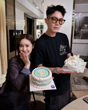 Sandy Wu Instagram - #sandywuofficial

同慶，也是好玩的。

（好餓喔，我先吃東西，晚點想寫再寫）

簡單記錄一下好了！

有人初次舉辦生日派對，所以大家參與的心情變得特別有趣，
很想替他加油，也好希望給他不錯的回憶，
所幸，初學者的2266被大家完美接住，真的變成超可愛的紀念耶🎉

另外，我初次跟同天生日的朋友慶生，這種感覺好像媒體聯訪🤪
一起分擔微微被put on the spot的緊張感，
甚至還可以共同迎接海量祝福～所以我才說：同慶，也是好玩的。

最後⋯大家最好奇的就是六月生的那位到底為什麼在同個畫面裡？

因為搭超級貼心全員都買蛋糕（？）
一個桌上567個蛋糕，在預備點蠟燭的時候還不小心砸爛一顆，
有人說：這就人生啊！爛爛的也很好吃！
於是從地上挖起放回桌上，集體體驗人生的意義（？）

樂觀是人生解藥啦！

✨

今天要聽：盧廣仲的再見勾勾

@yamiichen @aaron77926 @kaikaiko